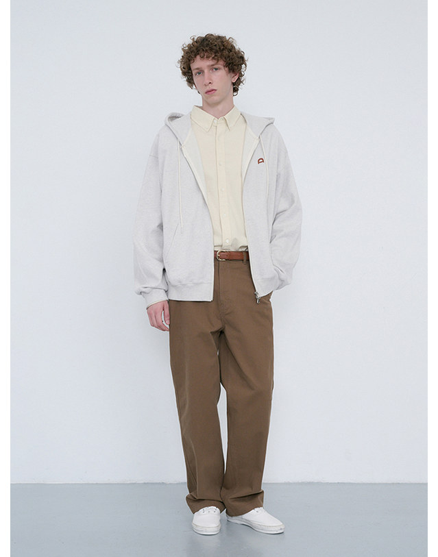 던스트 UNISEX LEATHER LOGO ZIP-UP HOODIE OATMEAL MELANGE_UDTS6C108I1 그레이 착용컷