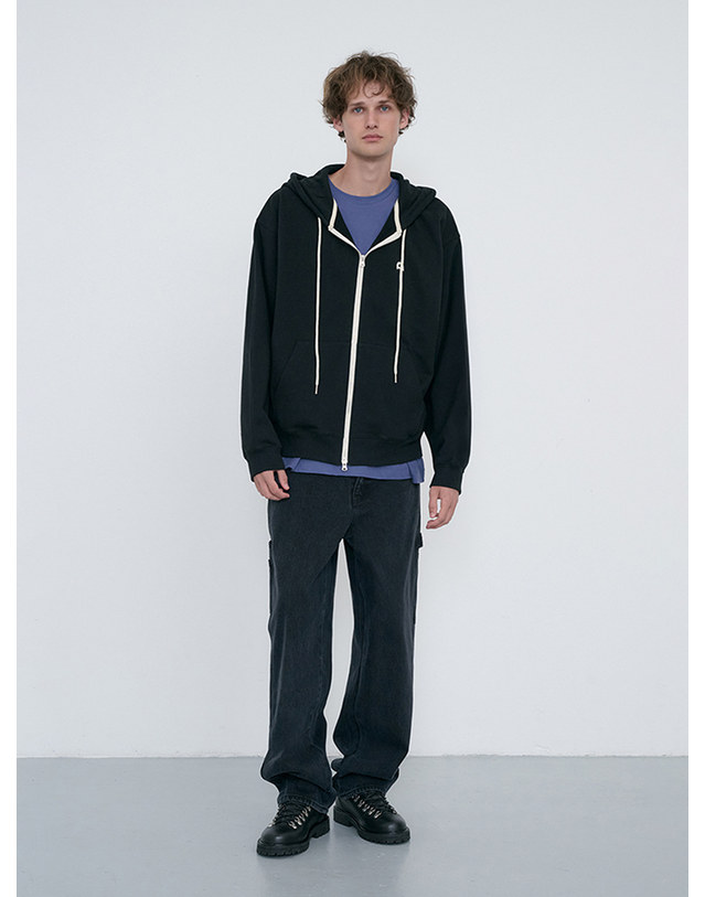 던스트 UNISEX LEATHER LOGO ZIP-UP HOODIE BLACK_UDTS6C108BK 블랙 착용컷