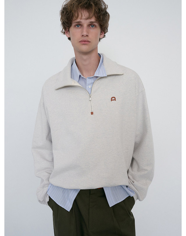 던스트 UNISEX LEATHER LOGO HALF ZIP-UP SWEATSHIRT OATMEAL MELANGE_UDTS6C107I1 그레이 착용컷