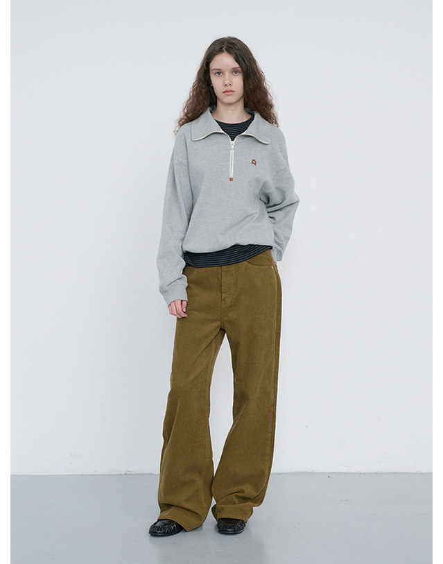 던스트 UNISEX LEATHER LOGO HALF ZIP-UP SWEATSHIRT MELANGE GREY_UDTS6C107G2 그레이 착용컷
