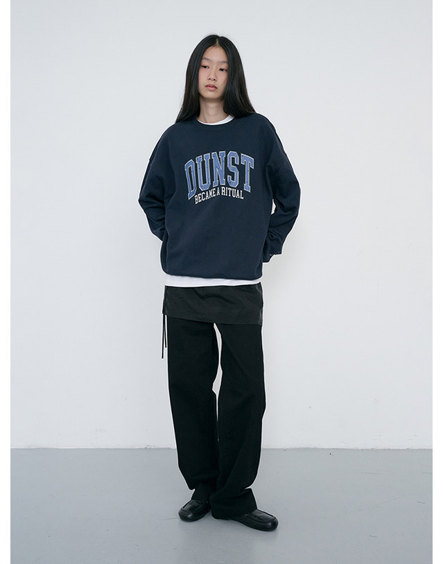 던스트 UNISEX ARCH LOGO SWEATSHIRT FRENCH NAVY_UDTS6C104N2 네이비 착용컷