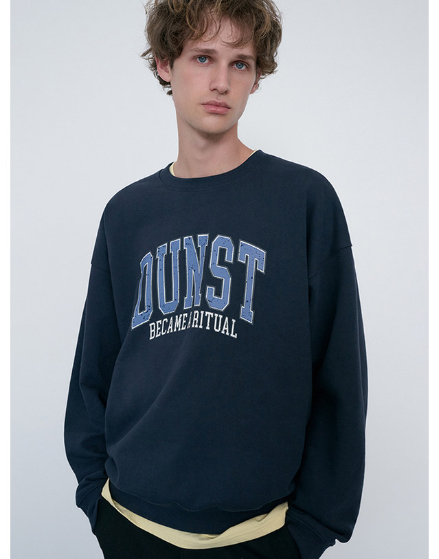 던스트 UNISEX ARCH LOGO SWEATSHIRT FRENCH NAVY_UDTS6C104N2 네이비 착용컷