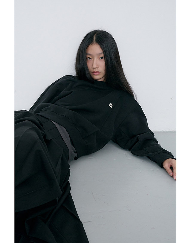 던스트 UNISEX DUNST LOGO CREASE SWEATSHIRT BLACK_UDTS6C103BK 블랙 착용컷