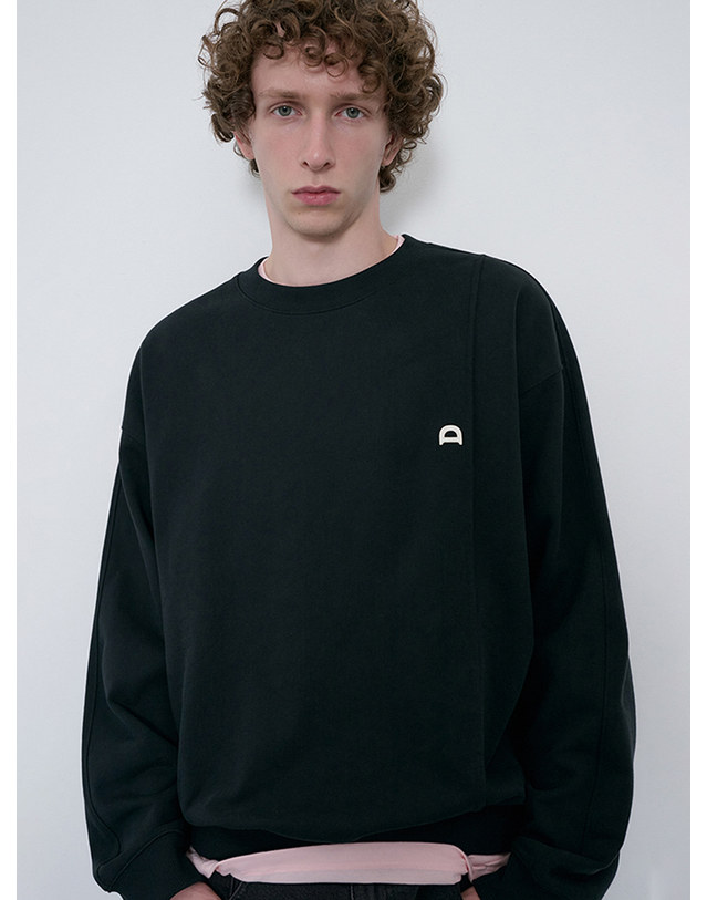 던스트 UNISEX DUNST LOGO CREASE SWEATSHIRT BLACK_UDTS6C103BK 블랙 착용컷