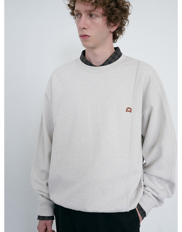 던스트 UNISEX DUNST LOGO CREASE SWEATSHIRT OATMEAL MELANGE_UDTS6C103I1 그레이 착용컷