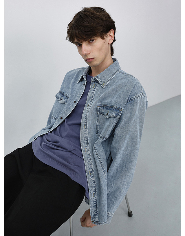 던스트 UNISEX CLASSIC DENIM SHIRT LIGHT BLUE_UDSH6C105B1 블루 착용컷
