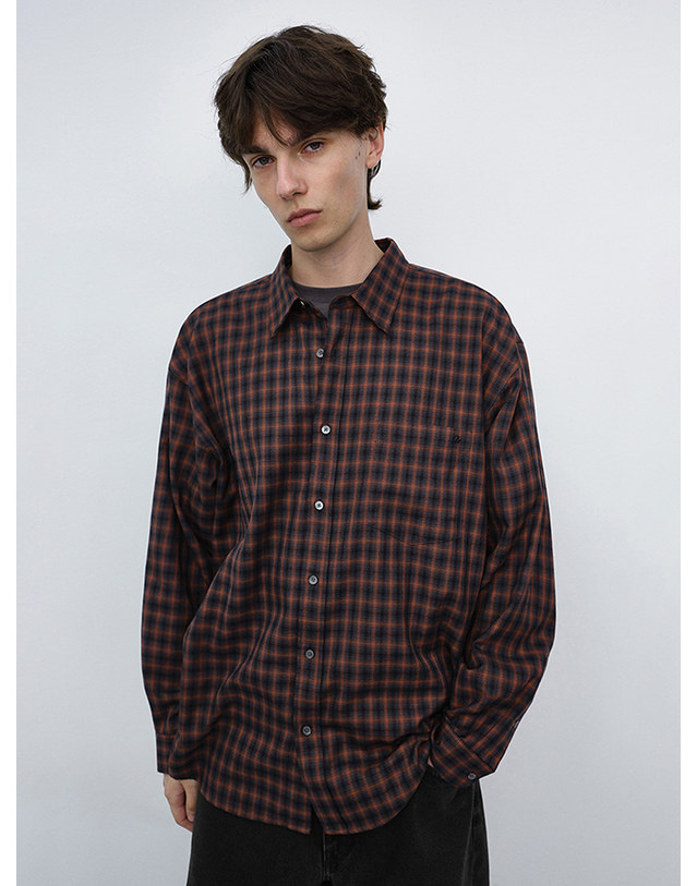 던스트 UNISEX CHECKED FLANNEL SHIRT BRICK_UDSH6C104W2 브라운 착용컷