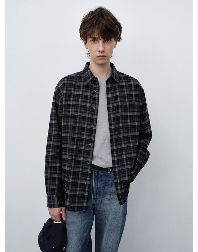 던스트 UNISEX CHECKED FLANNEL BD SHIRT NAVY GREY_UDSH6C103N2 네이비 착용컷