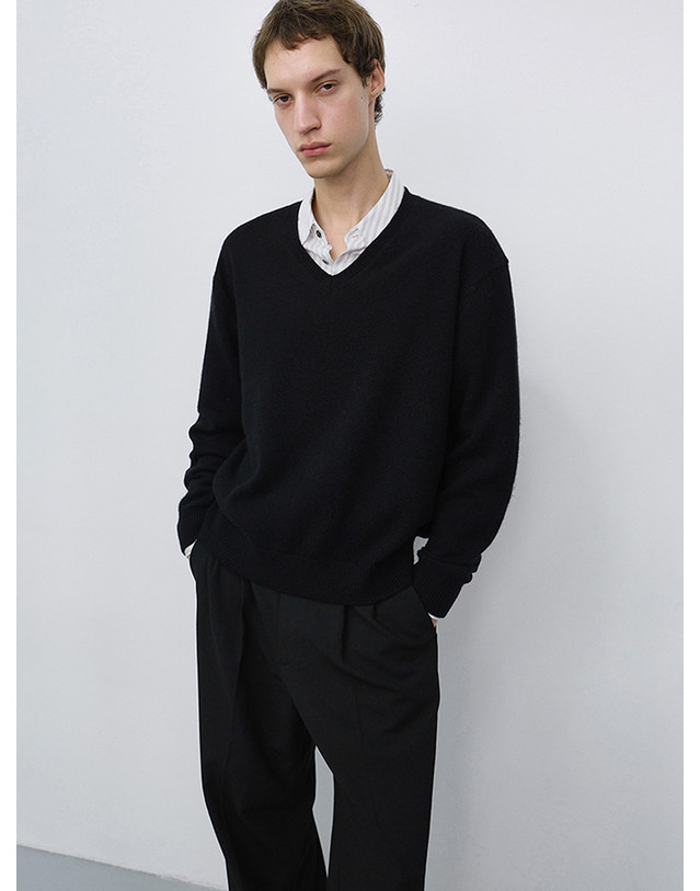 던스트 UNISEX CASHMERE V-NECK SWEATER BLACK_UDSW6C111BK 블랙 착용컷