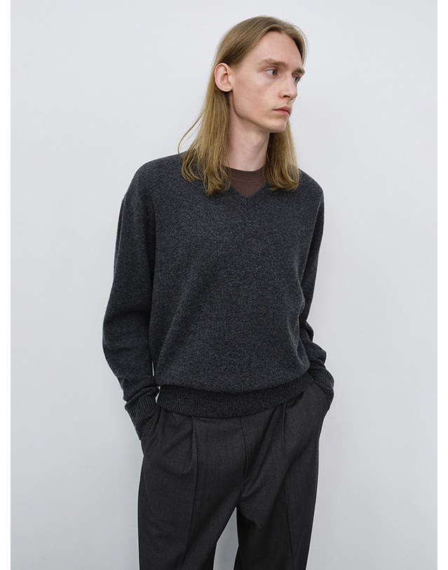 던스트 UNISEX CASHMERE V-NECK SWEATER CHARCOAL GREY_UDSW6C111CG 그레이 착용컷