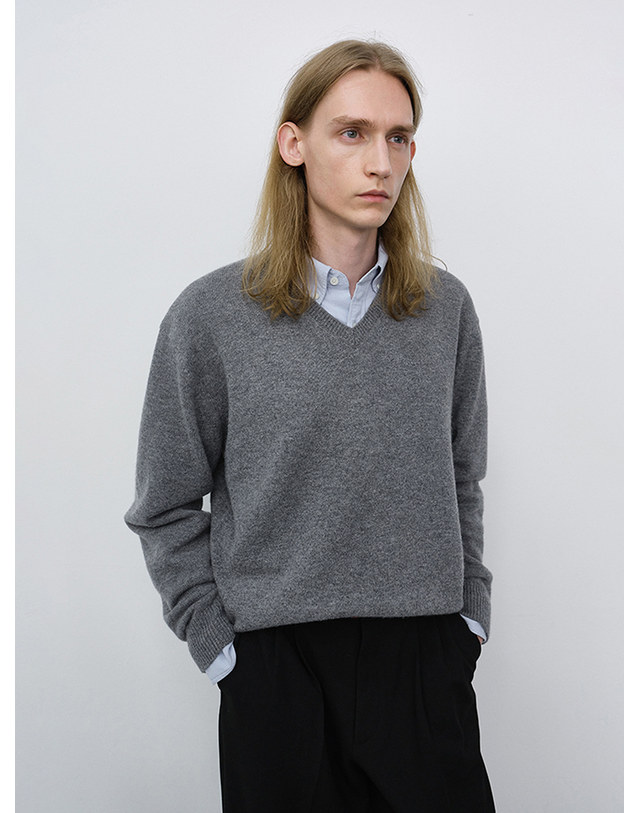 던스트 UNISEX CASHMERE V-NECK SWEATER MELANGE GREY_UDSW6C111G2 그레이 착용컷