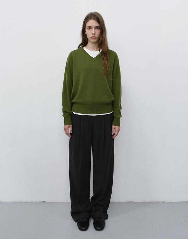 던스트 UNISEX CASHMERE V-NECK SWEATER OLIVE GREEN_UDSW6C111E1 그린 착용컷