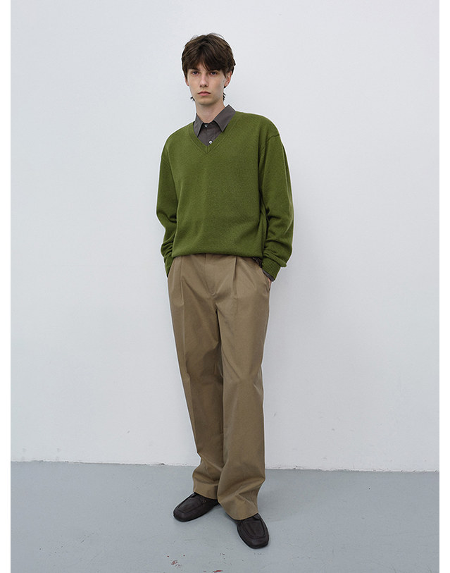 던스트 UNISEX CASHMERE V-NECK SWEATER OLIVE GREEN_UDSW6C111E1 그린 착용컷
