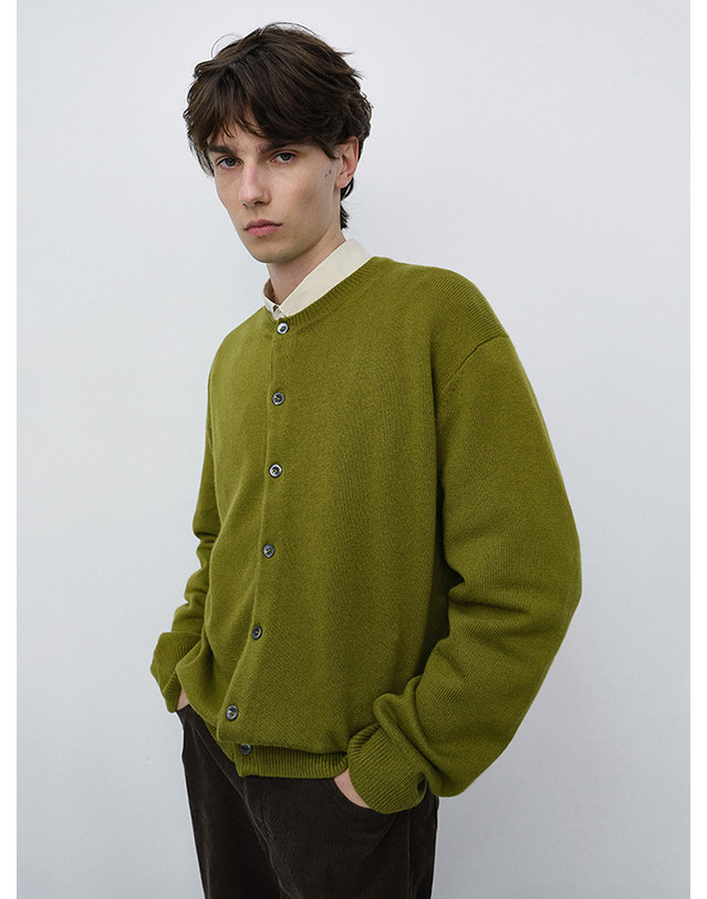 던스트 UNISEX CREWNECK KNIT CARDIGAN OLIVE GREEN_UDSW6C101E1 그린 착용컷