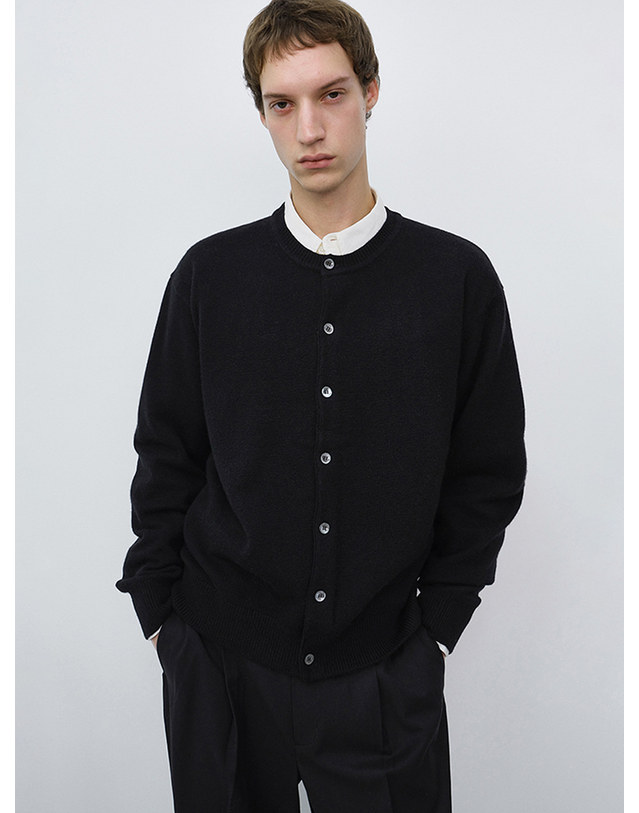 던스트 UNISEX CREWNECK KNIT CARDIGAN BLACK_UDSW6C101BK 블랙 착용컷