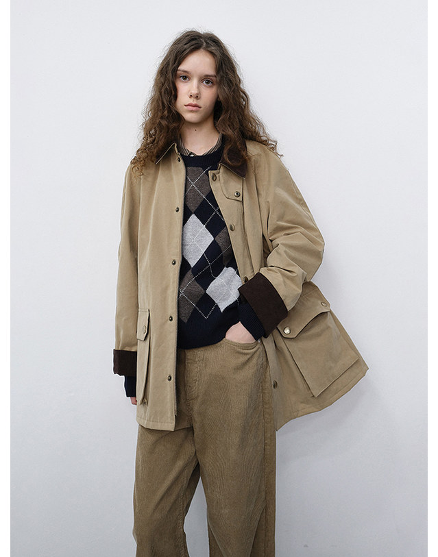 던스트 UNISEX WAXED COTTON HUNTING JACKET BEIGE_UDJU6C111I2 베이지 착용컷