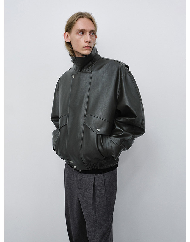 던스트 UNISEX CROPPED LEATHER BLOUSON GREYISH KHAKI_UDJU6C108K3 카키 착용컷