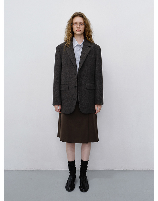 던스트 UNISEX CLASSIC 2 BUTTON WOOL BLAZER CHARCOAL BROWN_UDJA6C107W3 브라운 착용컷