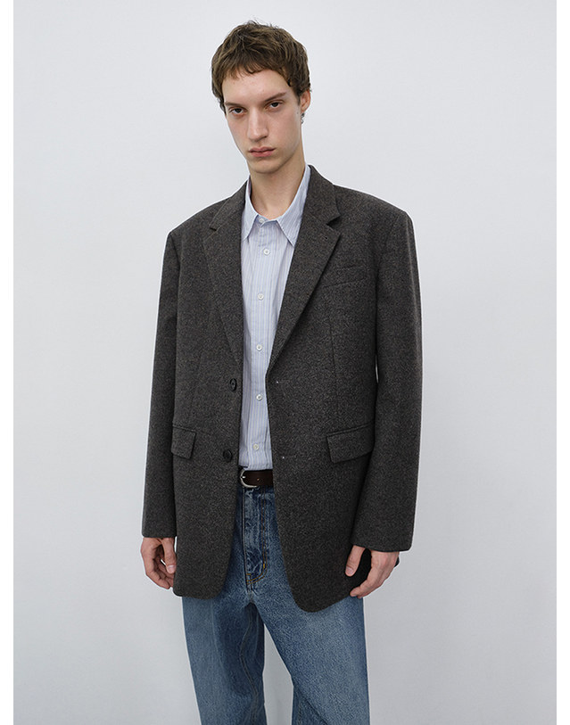 던스트 UNISEX CLASSIC 2 BUTTON WOOL BLAZER CHARCOAL BROWN_UDJA6C107W3 브라운 착용컷