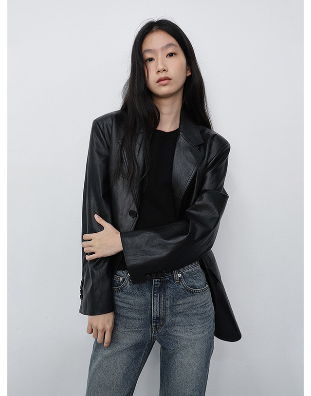 던스트 UNISEX RELAXED LEATHER HALF JACKET BLACK_UDJA6C103BK 블랙 착용컷