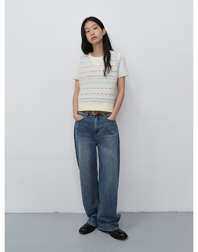 던스트 UNISEX CRAFTED V-NECK KNIT VEST CREAM_M_UDSW6C117CR 아이보리 착용컷