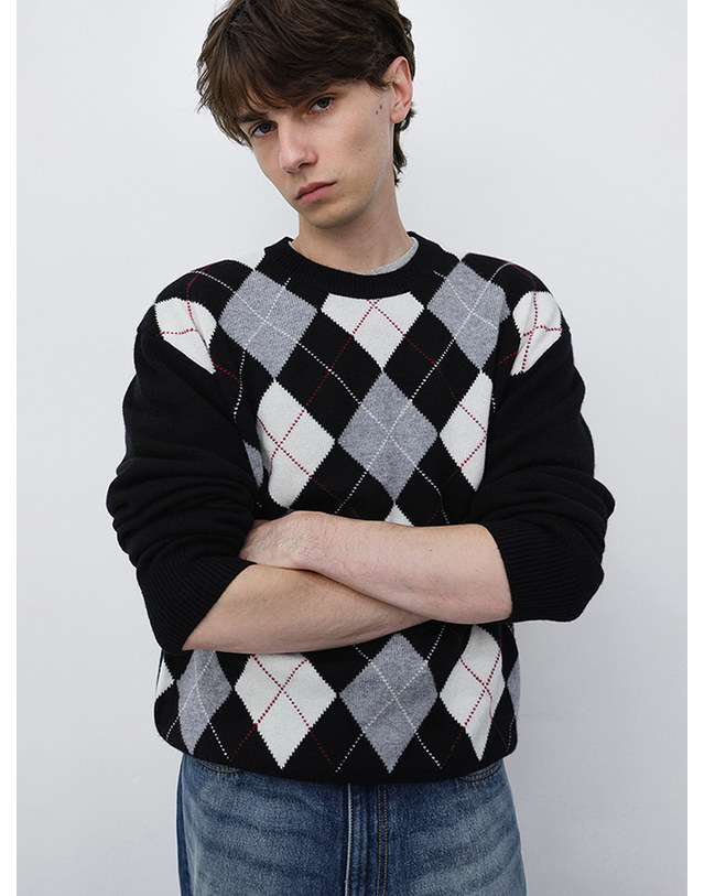 던스트 UNISEX ARGYLE CREWNECK SWEATER BLACK_M_UDSW6C116BK 블랙 착용컷