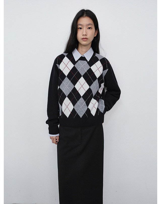 던스트 UNISEX ARGYLE CREWNECK SWEATER BLACK_M_UDSW6C116BK 블랙 착용컷