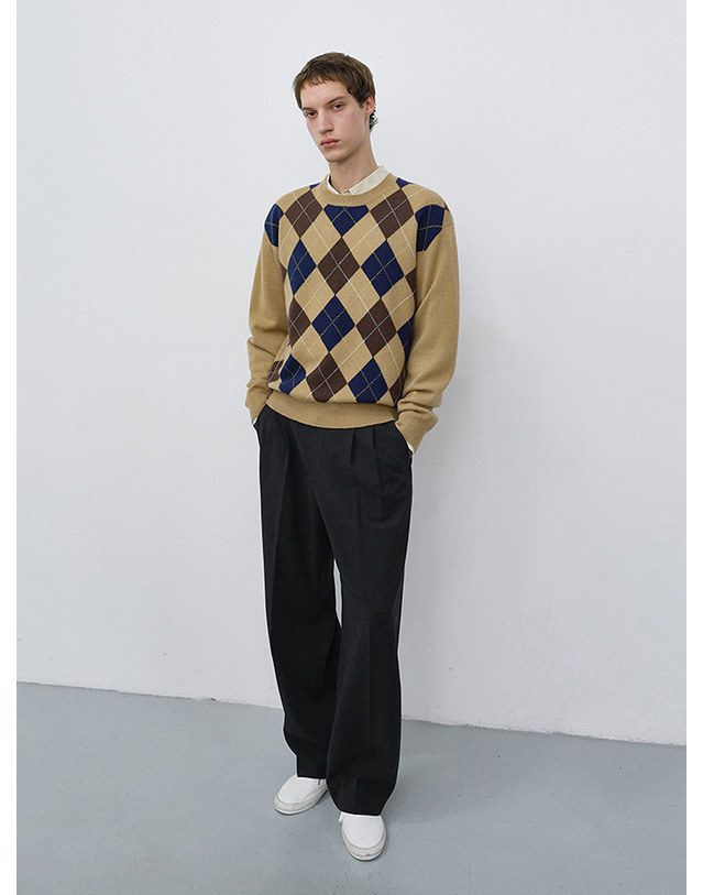 던스트 UNISEX ARGYLE CREWNECK SWEATER CAMEL BEIGE_M_UDSW6C116I2 베이지 착용컷