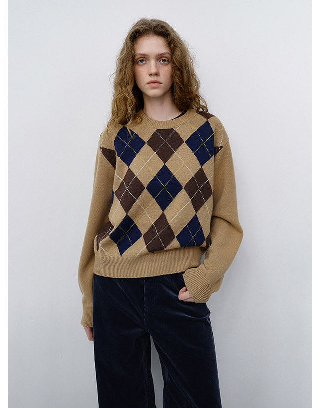 던스트 UNISEX ARGYLE CREWNECK SWEATER CAMEL BEIGE_M_UDSW6C116I2 베이지 착용컷