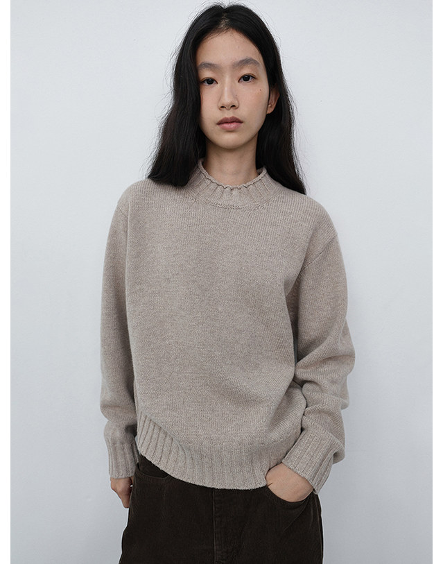 던스트 UNISEX CHUNKY ROLL NECK SWEATER LIGHT PEBBLE_M_UDSW6C114I1 그레이 착용컷