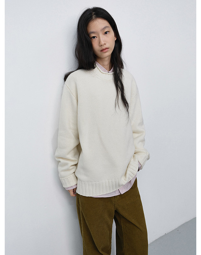 던스트 UNISEX CHUNKY ROLL NECK SWEATER IVORY_M_UDSW6C114IV 아이보리 착용컷