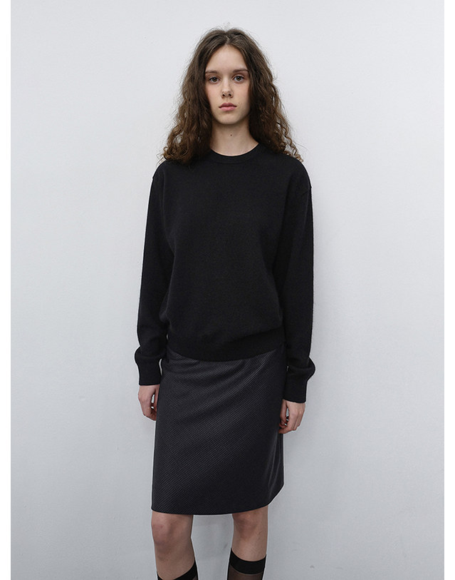 던스트 UNISEX ESSENTIAL CREWNECK SWEATER BLACK_M_UDSW6C110BK 블랙 착용컷