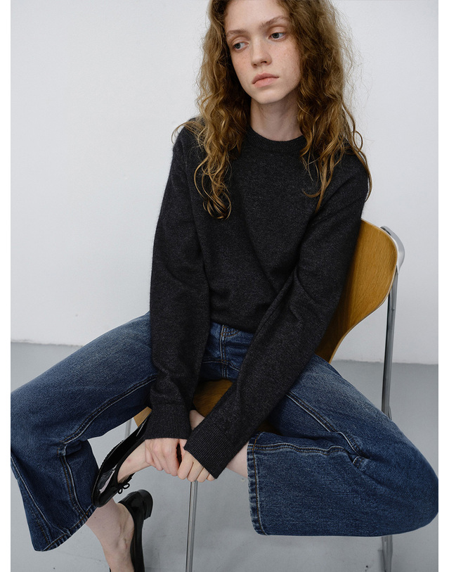 던스트 UNISEX ESSENTIAL CREWNECK SWEATER CHARCOAL GREY_M_UDSW6C110CG 그레이 착용컷