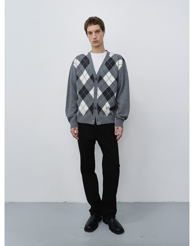 던스트 UNISEX V-NECK ARGYLE CARDIGAN GREY_M_UDSW6C105G2 그레이 착용컷