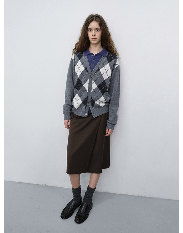 던스트 UNISEX V-NECK ARGYLE CARDIGAN GREY_M_UDSW6C105G2 그레이 착용컷