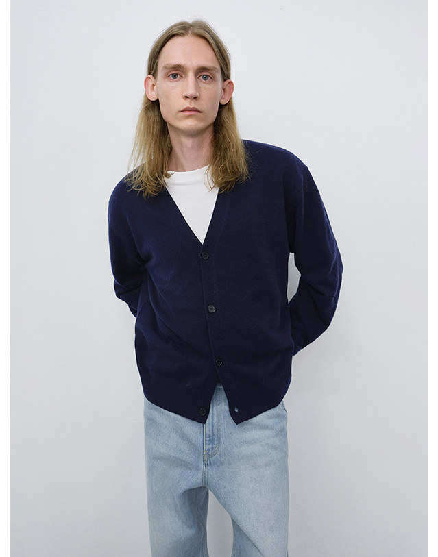 던스트 UNISEX V-NECK CARDIGAN BLUE NAVY_M_UDSW6C103N1 네이비 착용컷
