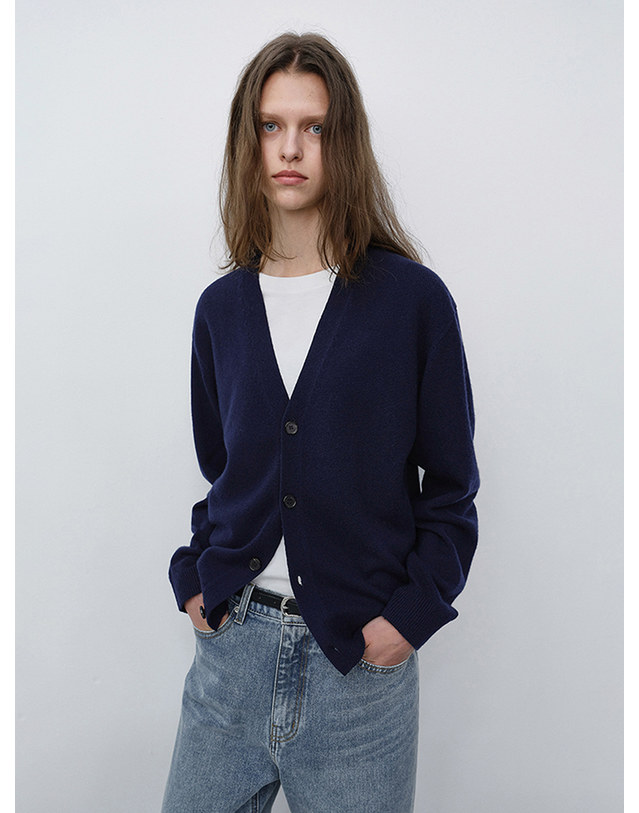 던스트 UNISEX V-NECK CARDIGAN BLUE NAVY_M_UDSW6C103N1 네이비 착용컷