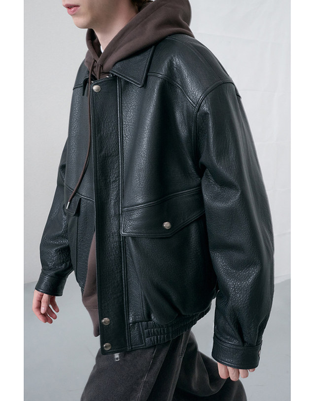 던스트 UNISEX OVERSIZED VINTAGE LEATHER BLOUSON BLACK_M_UDJU6C104BK 블랙 착용컷