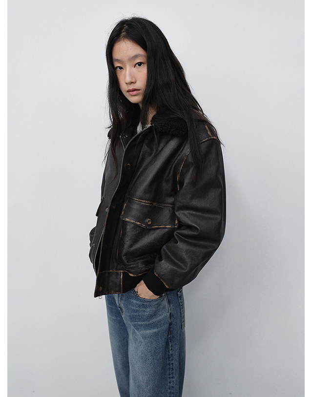 던스트 UNISEX DETACHABLE A-2 LEATHER BLOUSON BRUSHED BLACK_M_UDJU6C102G3 그레이 착용컷
