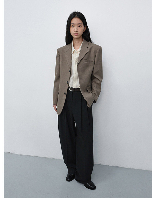 던스트 UNISEX CLASSIC 3 BUTTON WOOL BLAZER KHAKI BEIGE_M_UDJA6C106I3 멀티컬러 착용컷