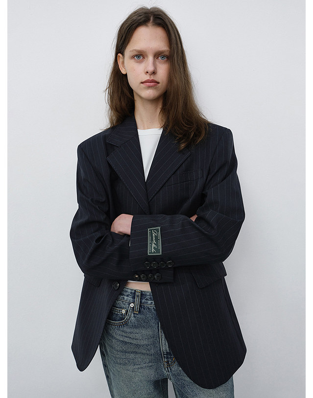 던스트 UNISEX REFINED MASCULINE WOOL BLAZER NAVY STRIPE_M_UDJA6C105N2 네이비 착용컷