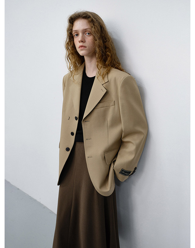 던스트 UNISEX REFINED MASCULINE WOOL BLAZER CARAMEL BEIGE_M_UDJA6C105CM 카멜 착용컷