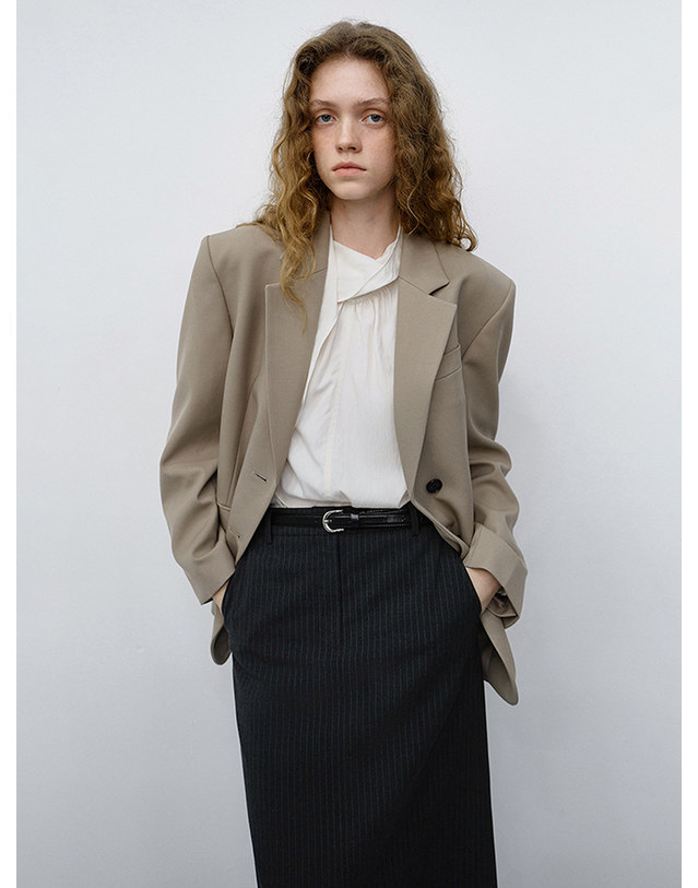 던스트 H-LINE LONG STRIPED SKIRT CHARCOAL GREY STRIPE_UDSK6C208CG 그레이 착용컷