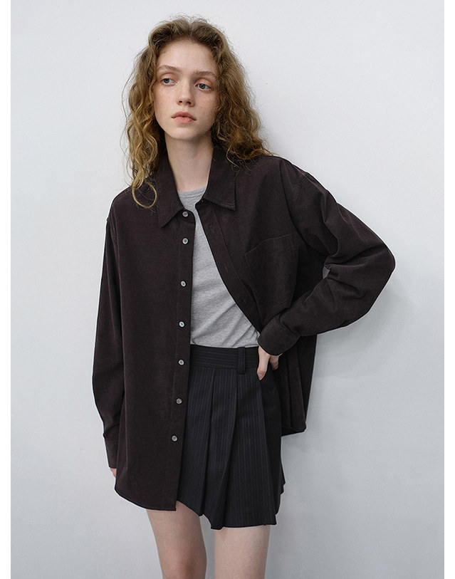 던스트 UNISEX CORDUROY SHIRT DARK BROWN_UDSH6C106W3 브라운 착용컷