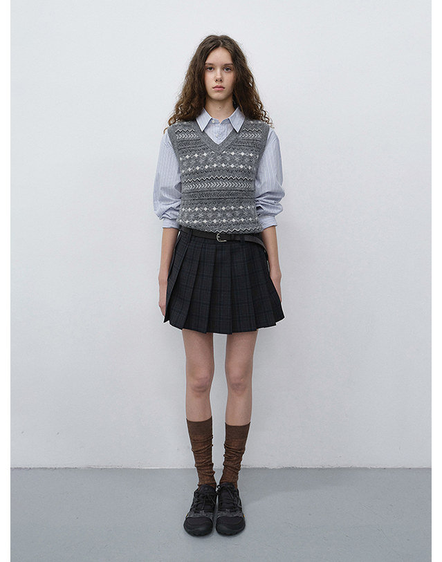 던스트 UNISEX CRAFTED V-NECK KNIT VEST GREY_UDSW6C117G2 그레이 착용컷