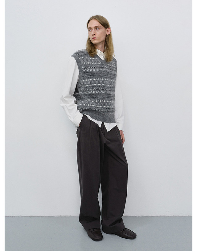 던스트 UNISEX CRAFTED V-NECK KNIT VEST GREY_UDSW6C117G2 그레이 착용컷