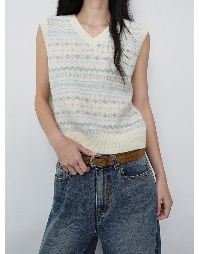 던스트 UNISEX CRAFTED V-NECK KNIT VEST CREAM_UDSW6C117CR 아이보리 착용컷