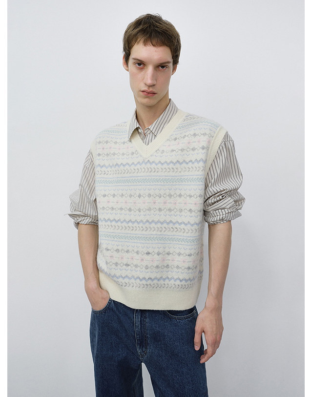 던스트 UNISEX CRAFTED V-NECK KNIT VEST CREAM_UDSW6C117CR 아이보리 착용컷