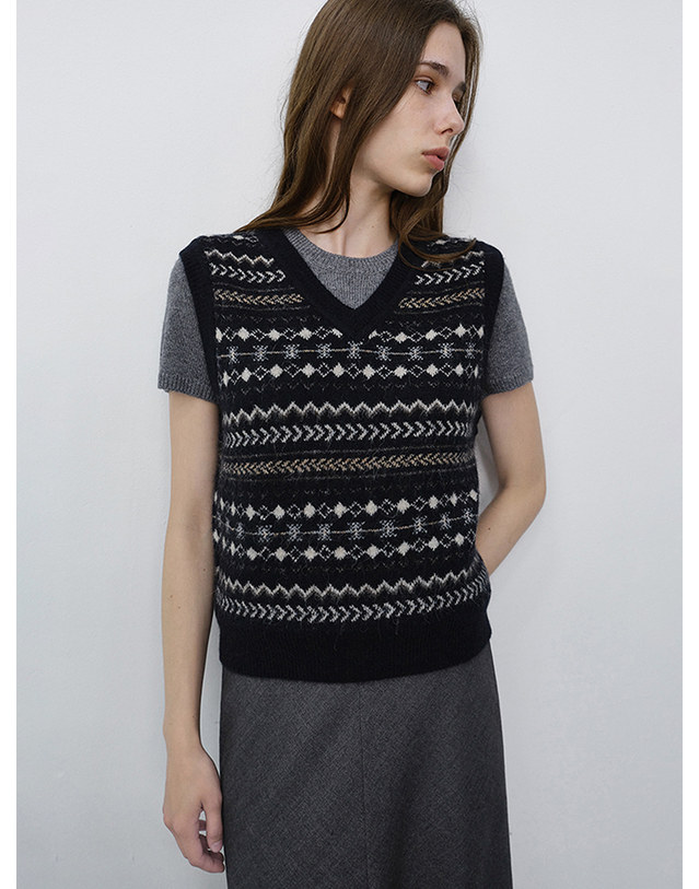 던스트 UNISEX CRAFTED V-NECK KNIT VEST NAVY_UDSW6C117N2 네이비 착용컷