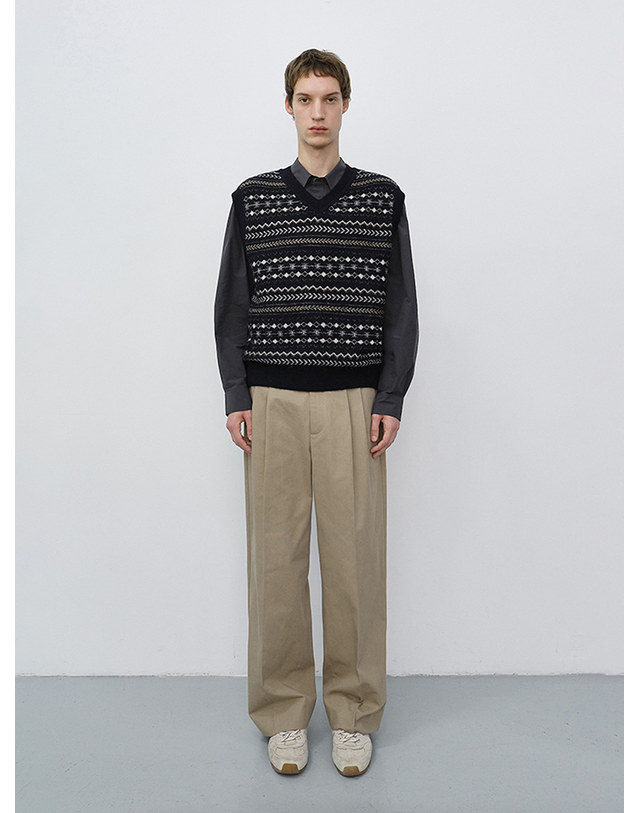 던스트 UNISEX CRAFTED V-NECK KNIT VEST NAVY_UDSW6C117N2 네이비 착용컷